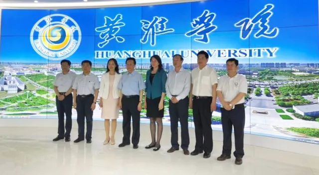 中華職業教育社理事長陳昌智、河南省副省長霍金花一行參觀展廳